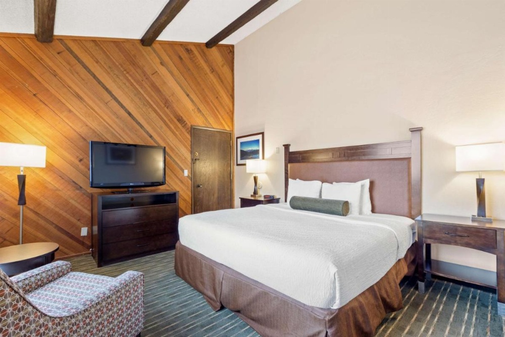 King Room with Balcony and Mountain View - Non-Smoking